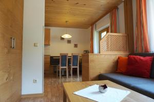 Posezení v ubytování KENDLGUT Appartements am BioBauernhof inklusive unbegrenztem Eintritt in die Alpentherme