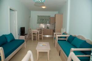 Posezení v ubytování Mirtini Apartments + 14 fotografií