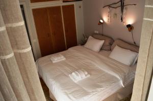 A bed or beds in a room at Luxury Beach Apartment in Athens Riviera