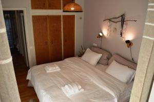 A bed or beds in a room at Luxury Beach Apartment in Athens Riviera