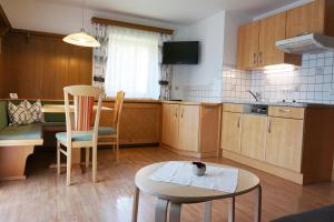 Kuchyň nebo kuchyňský kout v ubytování KENDLGUT Appartements am BioBauernhof inklusive unbegrenztem Eintritt in die Alpentherme