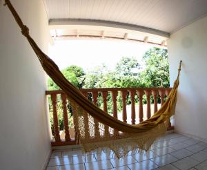 - un hamac sur le balcon d'une maison dans l'établissement Casa com varanda próximo da Natureza, à Foz do Iguaçu