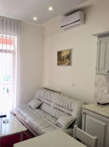 a living room with a couch in a room at Apartman Andrea, BN centar in Bijeljina