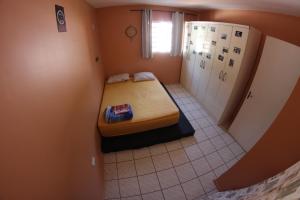 Cette petite chambre comprend un lit d'angle. dans l'établissement Casa com varanda próximo da Natureza, à Foz do Iguaçu