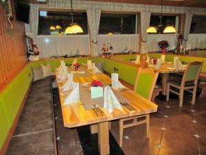 Restauracja lub miejsce do jedzenia w obiekcie Appartement Schneeglöckchen