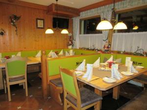 Restauracja lub miejsce do jedzenia w obiekcie Appartement Schneeglöckchen
