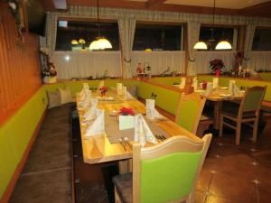 Restauracja lub miejsce do jedzenia w obiekcie Appartement Schneeglöckchen