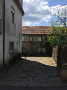 a building with a brick driveway in front of it at Casa da Moita in Moita