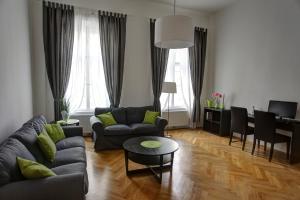 ウィーンにあるGasser Apartments - Altstadt City Centerのリビングルーム(ソファ、テーブル付)