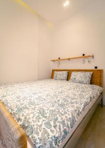 モスクワにあるDream House Novy Arbat 23のベッドルーム1室(青と白の掛け布団付きのベッド1台付)