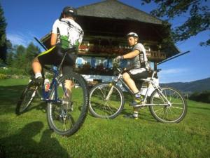 Jízda na kole v ubytování Wohnpark Schwarzwaldblick Bernau nebo okolí