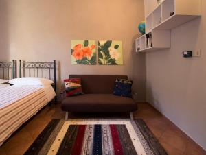 - une chambre avec une chaise et un lit dans l'établissement Spezia 35, à Turin