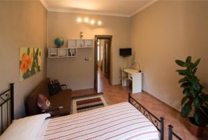 - une chambre avec un lit et un bureau dans l'établissement Spezia 35, à Turin