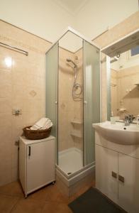 La salle de bains est pourvue d'une douche et d'un lavabo. dans l'établissement Spezia 35, à Turin