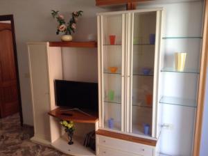 TV a/nebo společenská místnost v ubytování Apartamentos Brisamar a 50 metros de la playa
