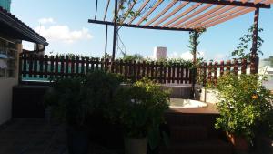 佛羅安那波里的住宿－Condomínio Sol de Verao，庭院设有木栅栏和水槽。