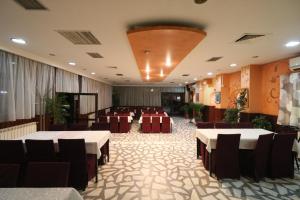 Un salón de banquetes con mesas y sillas en una habitación. en Pensiunea Baroque Slimnic, en Slimnic 15 fotos más