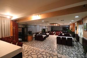 a restaurant with tables and chairs in a room at Pensiunea Baroque Slimnic in Slimnic