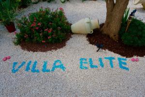 サン・レオーネにあるVilla Eliteの木の横に座る偽消火栓