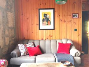 a living room with a gray couch with red pillows at Casa da Moita in Moita