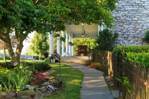 Afbeelding uit fotogalerij van L'Auberge Provencale Inn & Restaurant in Boyce