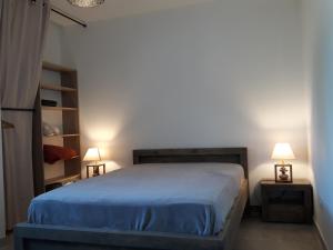 Le CailarにあるVilla en Camargueのベッドルーム1室(ベッド1台、テーブルにランプ2つ付)