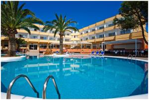 The swimming pool at or close to Sagitario Playa
