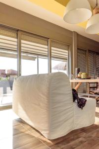 Posedenie v ubytovaní Comfy Kourouta Apartment & Suite