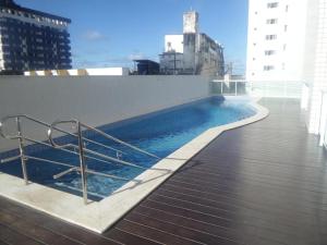 a swimming pool on the roof of a building at Marina Bezerril - 304 Pontamares - Pertinho de tudo,mar e restaurantes in Natal