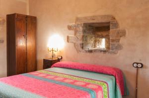 A bed or beds in a room at Casa Mur de Alujan