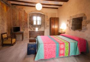 A bed or beds in a room at Casa Mur de Alujan