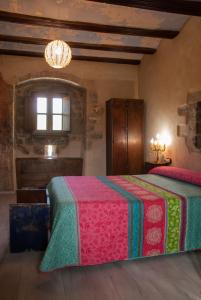 A bed or beds in a room at Casa Mur de Alujan