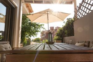Posedenie v ubytovaní Comfy Kourouta Apartment & Suite