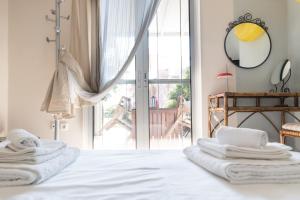 Posteľ alebo postele v izbe v ubytovaní Comfy Kourouta Apartment & Suite