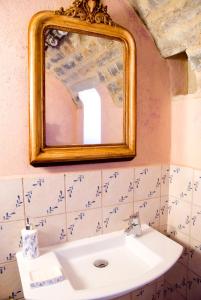 A bathroom at Casa Mur de Alujan