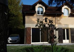 een auto geparkeerd voor een huis bij Suite indépendante de 66m2 tout confort et calme in Villefranche-de-Rouergue