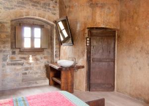 A bed or beds in a room at Casa Mur de Alujan