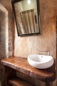A bathroom at Casa Mur de Alujan