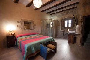 A bed or beds in a room at Casa Mur de Alujan