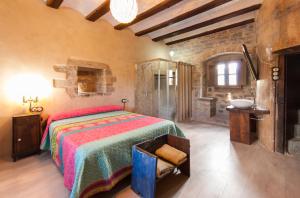 A bed or beds in a room at Casa Mur de Alujan
