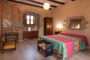 A bed or beds in a room at Casa Mur de Alujan