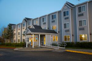 un gran edificio de apartamentos con un edificio en Baymont Inn & Suites by Wyndham Anchorage Airport en Anchorage