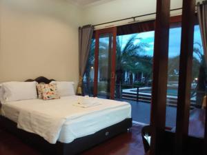 Кровать или кровати в номере Ingaun Resort Kanchanaburi