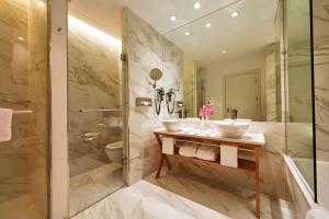 a bathroom with two sinks and a shower at Crowne Plaza Berlin - Potsdamer Platz, an IHG Hotel in Berlin