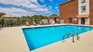 a swimming pool with blue water in a building at Best Western Plus Silvercreek Inn in Swansboro