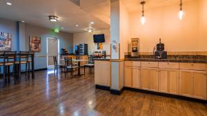 Ресторант или друго място за хранене в Best Western Woodburn Inn