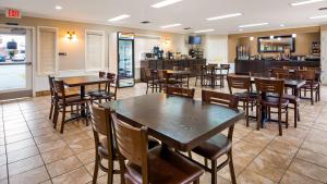 a restaurant with tables and chairs and a bar at Best Western Lakewood- Historic Landmark in Lakewood