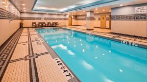 una gran piscina cubierta de agua azul en Best Western Premier Toronto Airport Carlingview Hotel, en Toronto