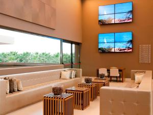 duży salon z kanapą i dużym oknem w obiekcie NAU Sao Rafael Atlantico w Albufeirze