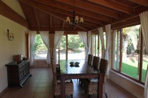 comedor con mesa de madera y sillas en Finca Verde, en Llucmajor